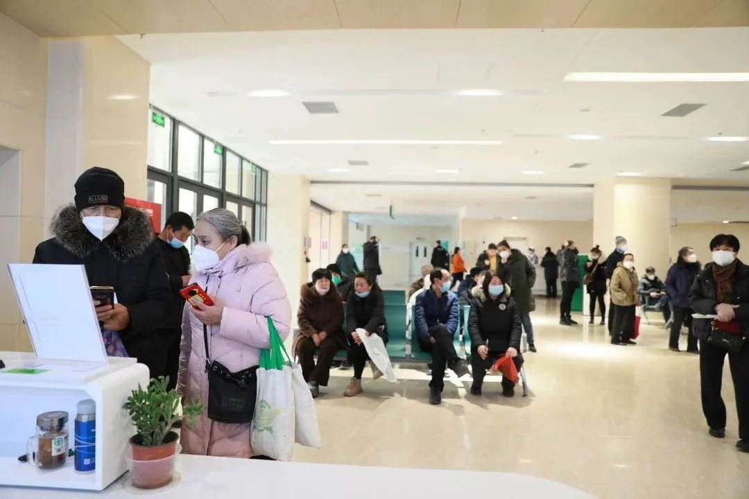 患者如潮，就診場(chǎng)面火爆！市二院著名專(zhuān)家診區(qū)百余位專(zhuān)家陸續(xù)來(lái)院出診(圖1)