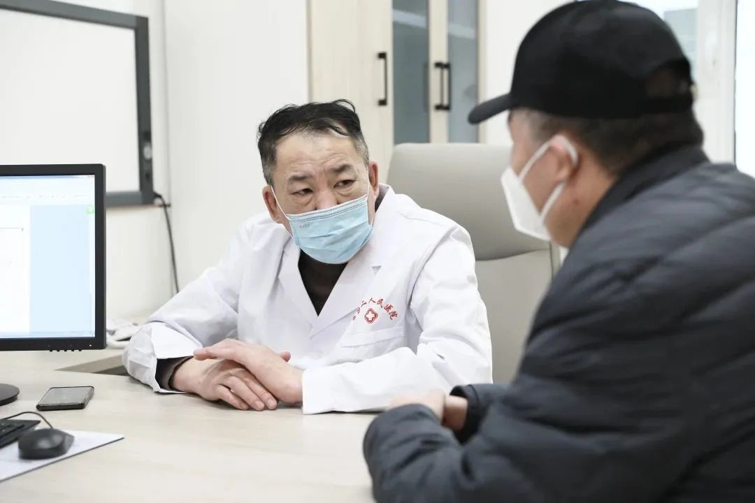 患者如潮，就診場(chǎng)面火爆！市二院著名專(zhuān)家診區(qū)百余位專(zhuān)家陸續(xù)來(lái)院出診(圖4)
